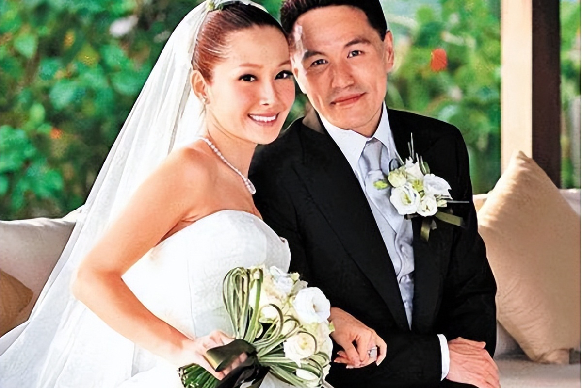 关心妍|43岁苦情歌后罕晒性感！穿大露背泳衣秀身材，戴墨镜游艇兜风惬意