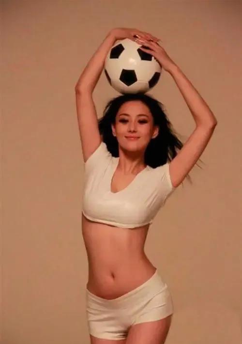 张馨予|张馨予拥有“沙漏身材”,头肩比不要太优越,明媚又大方的秀身材