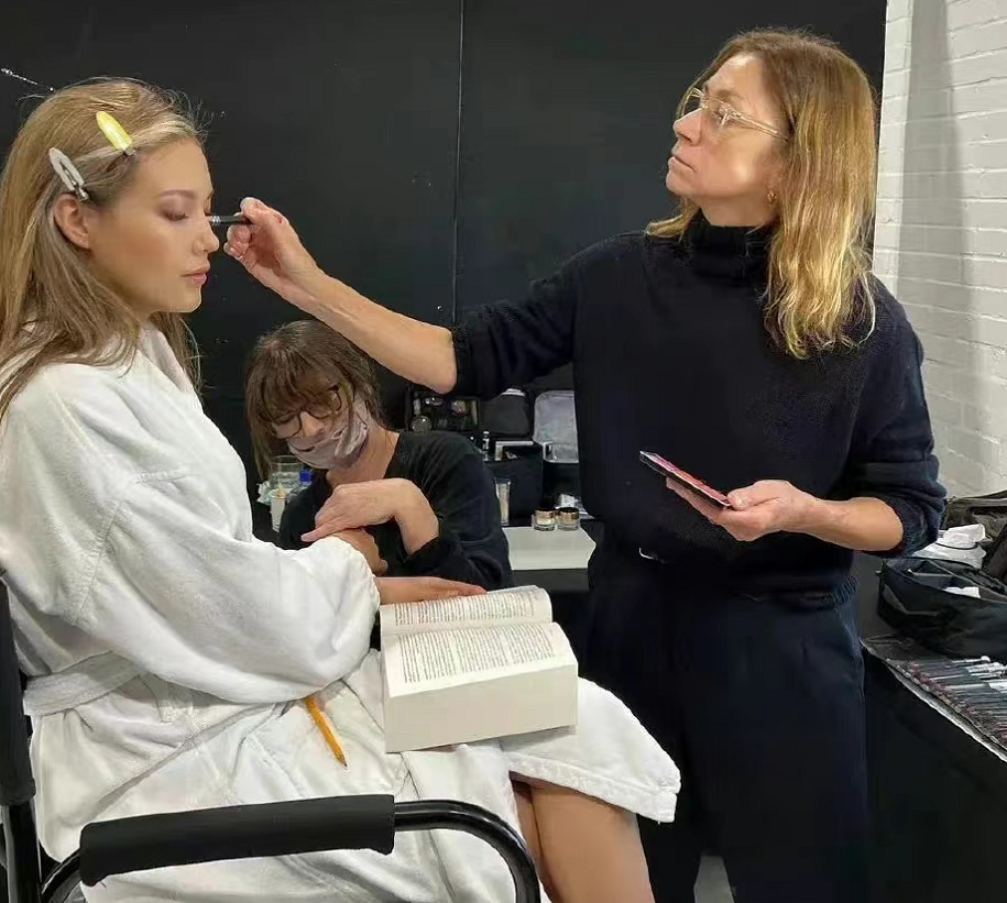 谷爱凌|谷爱凌“摆拍”遭怀疑，边化妆边学习，只是为了立学霸人设吗