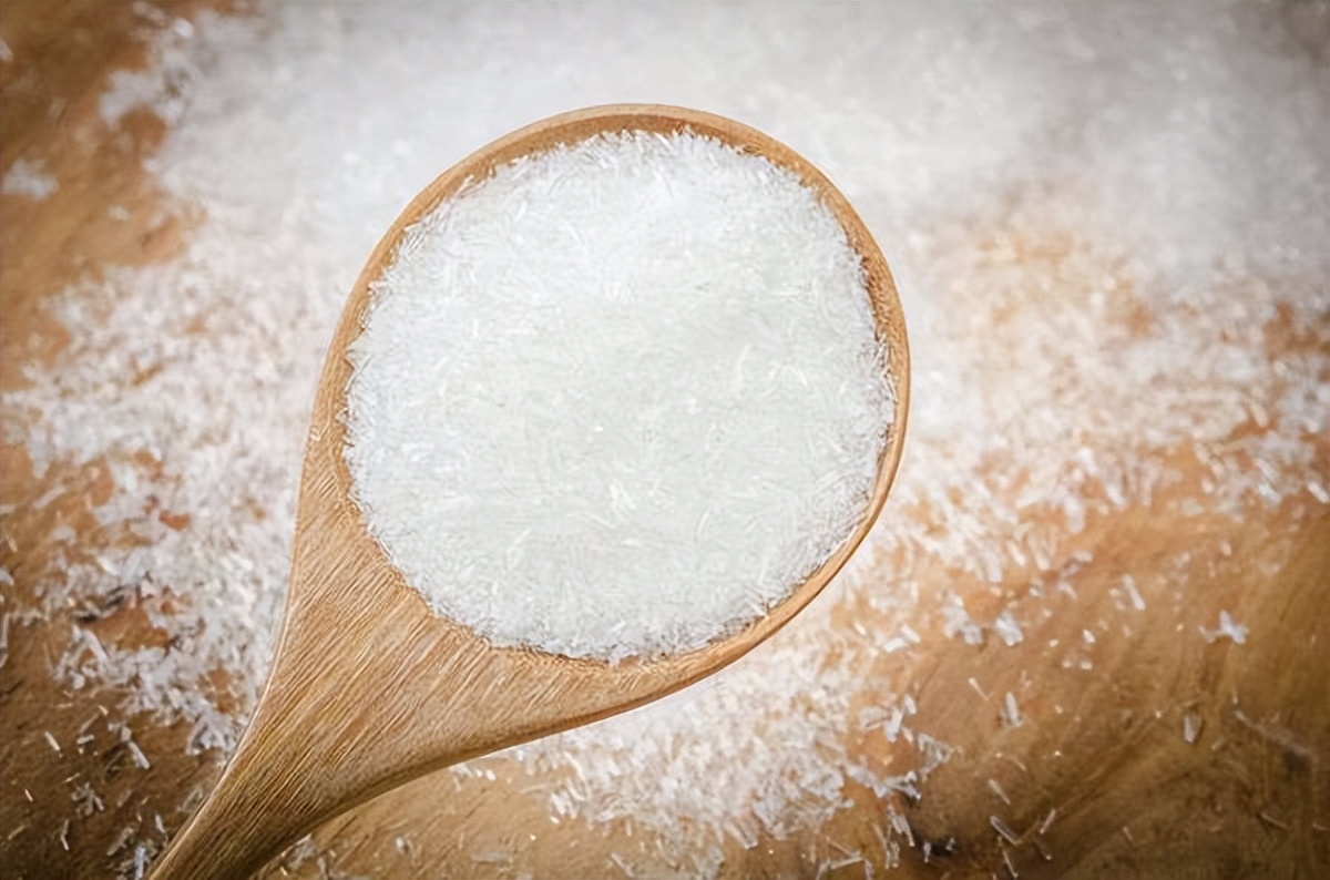 |让国人闻风丧胆的味精,真的能致癌?实则在吃的时候,注意这3点