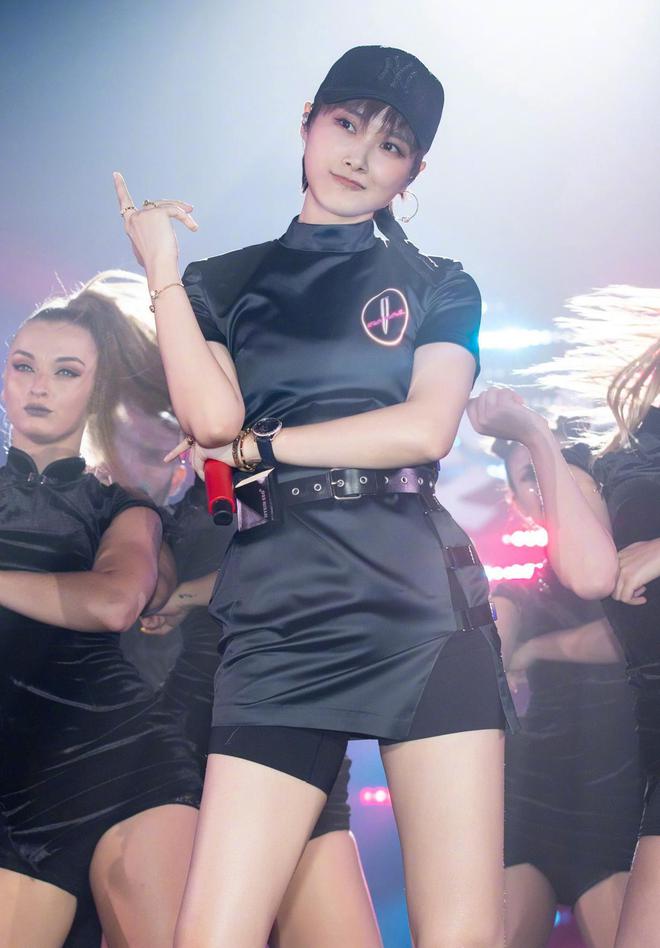 |李宇春真是放得开,直接穿“安全裤”走机场,配西装意外时髦显高