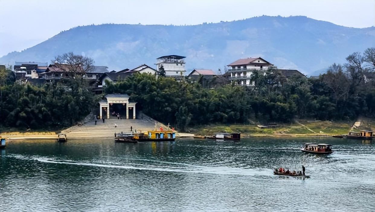 古镇|一个“飘”在水上的中国小城，只能坐船抵达，三个景点值得参观
