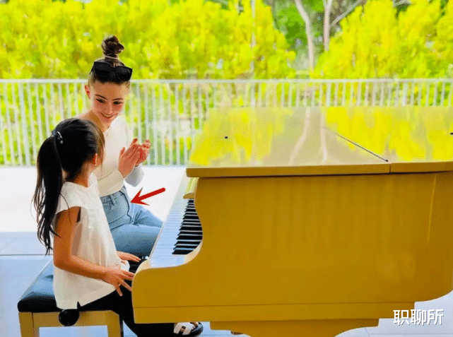 周杰伦|昆凌女儿体态好，小周周弹钢琴也挺直腰板，周杰伦却只夸老婆