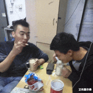 “跟网恋对象奔现了,吃完饭该干啥?”网友:做你想做的事!