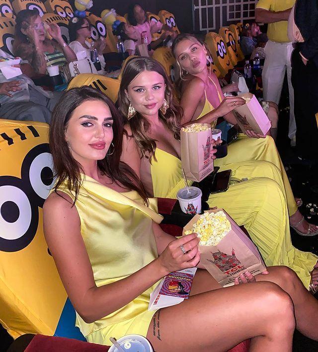 |64岁龙格尔拄拐去吃饭,拒绝让25岁的未婚妻帮忙,仍保持硬汉风采