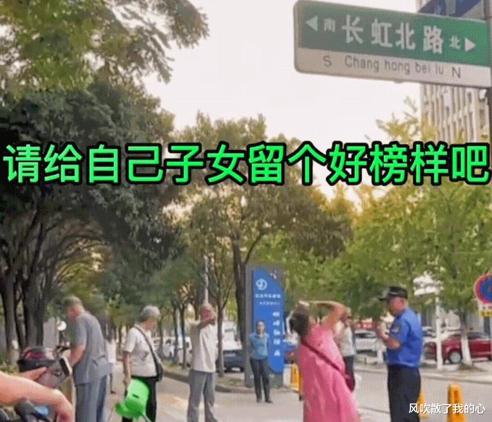丢人!苏州大妈占道经营城管上前拍照,大妈竟当众掀起自己的裙子