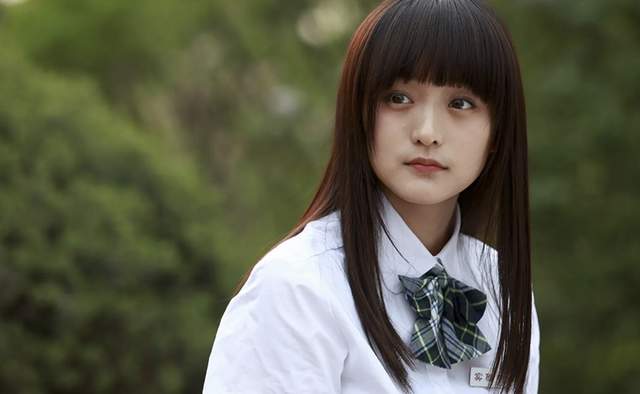 何泓姗|34岁女星疑恋情曝光！素颜与小9岁男星旅游，牵手搂抱回酒店太甜