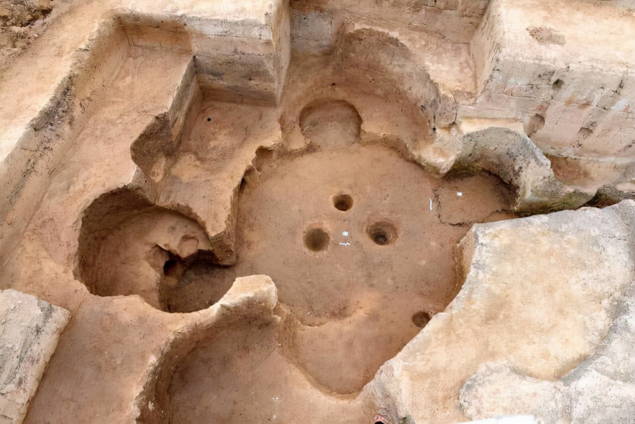 石峁遗址发现4000年前的陶瓦,让我们知道,最早的瓦是这个模样
