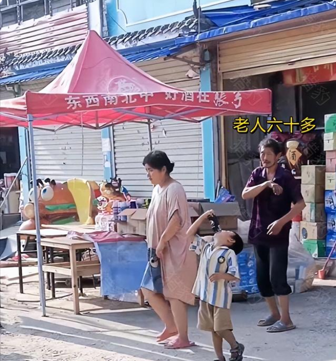 20岁女子嫁给6旬老汉,二人带娃逛街,却引起非议:看上他啥了?