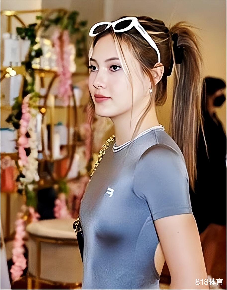 连体|失踪人口! 谷爱凌现身纽约唐人街逛街, 穿连体泳衣披头散发合影中国老大爷