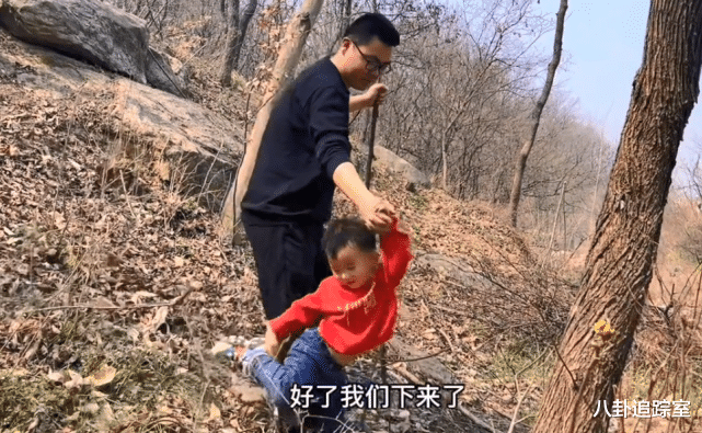 奇奇|田静一家出门踏青,姚威奇奇爬山大汗淋漓,悦悦徒手抓昆虫胆真大