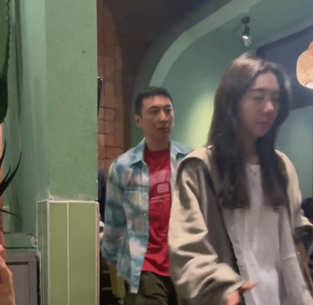 又是网红！王思聪带新女友现身餐馆，女友正面曝光清纯可人！