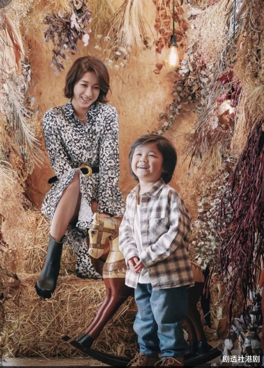 钟嘉欣|钟嘉欣罕见晒18岁选美照!自曝纯素颜亮相,三点式造型超吸睛