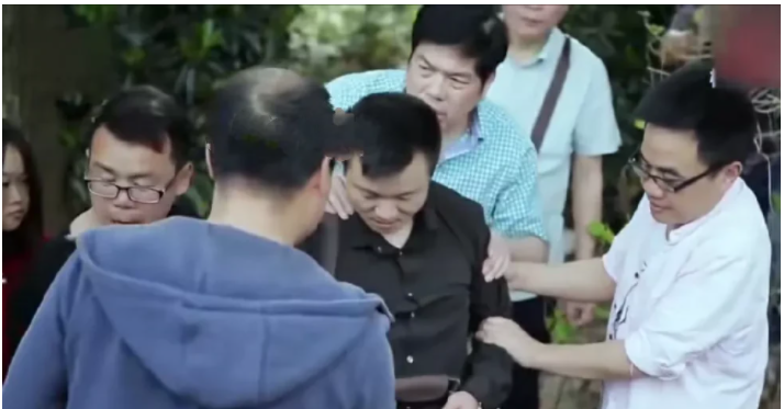 在海口,一名女大学生乘坐公交车时,随身携带的2万元学费不翼而飞