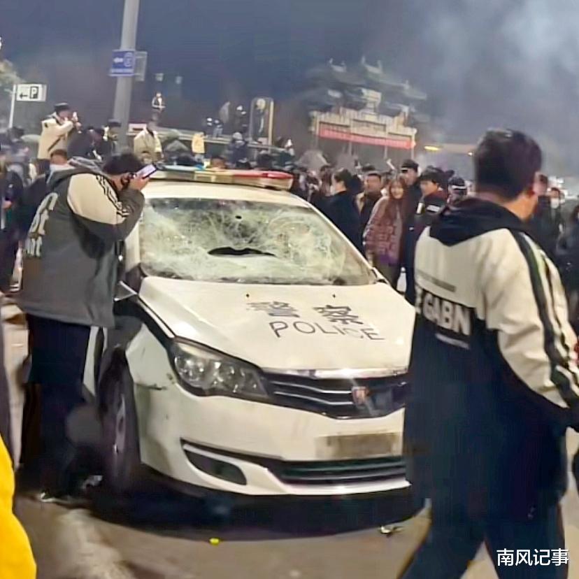 河南周口现“暴力打砸”事件,好事路人拱火,“00后”小伙迷失了