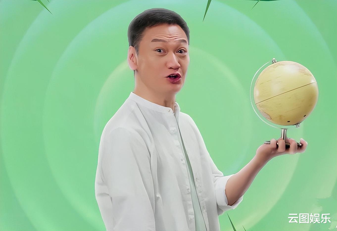 陶大宇|陶大宇街边当志愿者!低头弯腰派饭显恭敬,汗水浸湿衣服毫不在意