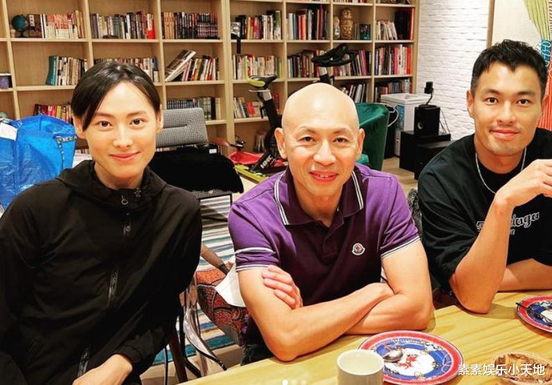 梁洛施|梁洛施在豪宅内画画，复式洋楼尽显奢华，个人状态越来越好