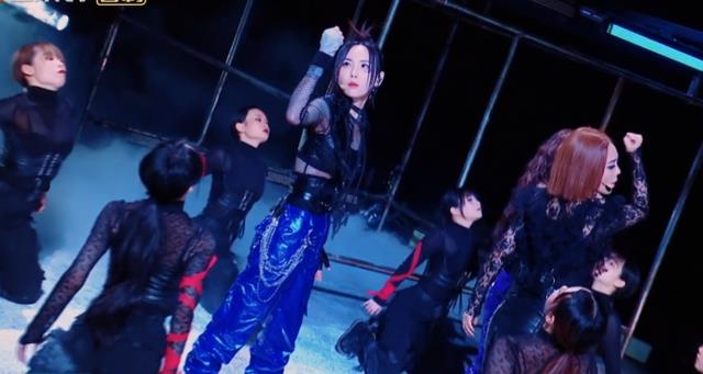 阿娇|《乘风破浪》于文文心满意足，抱着钟欣潼原地转圈，宁静捂嘴偷笑