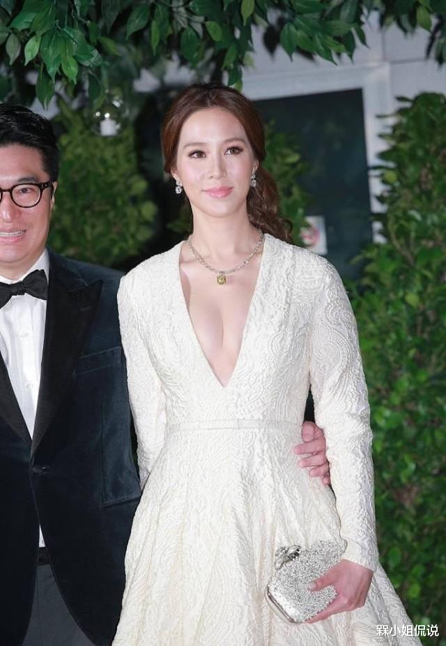 徐子淇|徐子淇和豪门老公一起发福，穿深V白裙长胖不少，一脸富态相抢镜