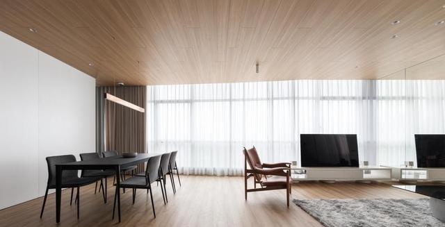 砸墙、利用玻璃元素放大空间，146改前改后，看不出是同一套房