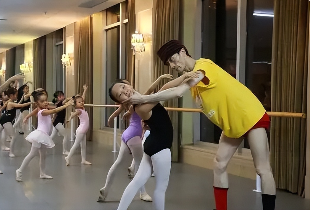 杨丽萍|46岁巨婴郭冷:除了跳舞,连连衣服都不会洗的人,年入百万却无人敢嫁