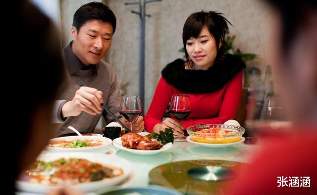 盖帽|饭局上领导说“去买包中华烟”,别真去买烟,高情商都懂4个礼数