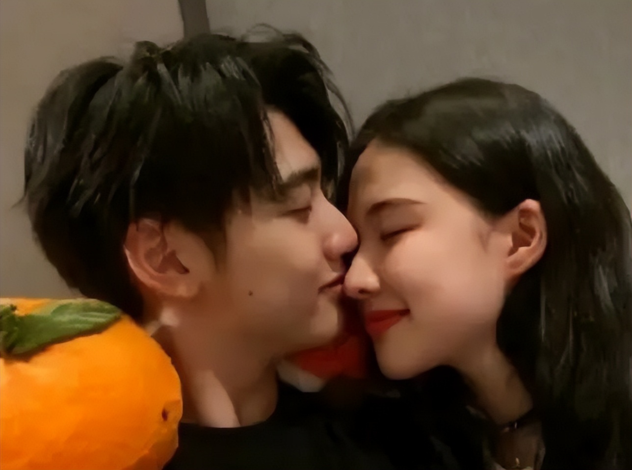 张子枫|张子枫焉栩嘉甜蜜约会！穿背心秀骨感身材，提一堆购物袋回男方家