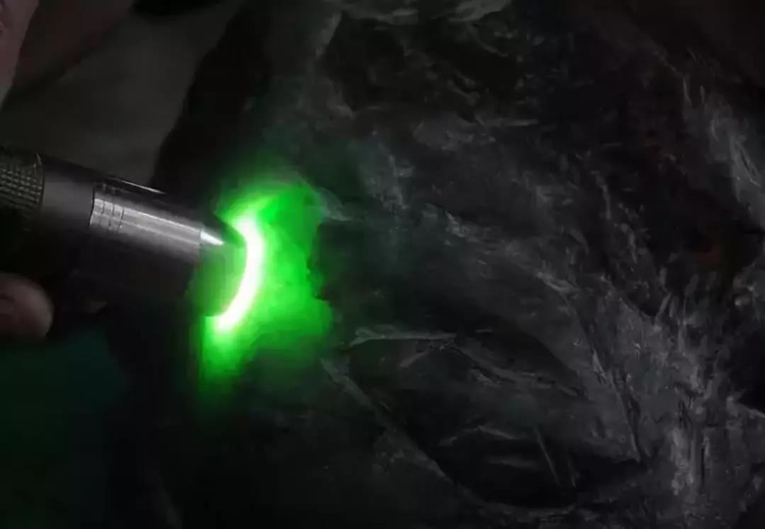 翡翠手镯|男子用1200万元购买翡翠原石，全副身家都押进去，到底值不值？