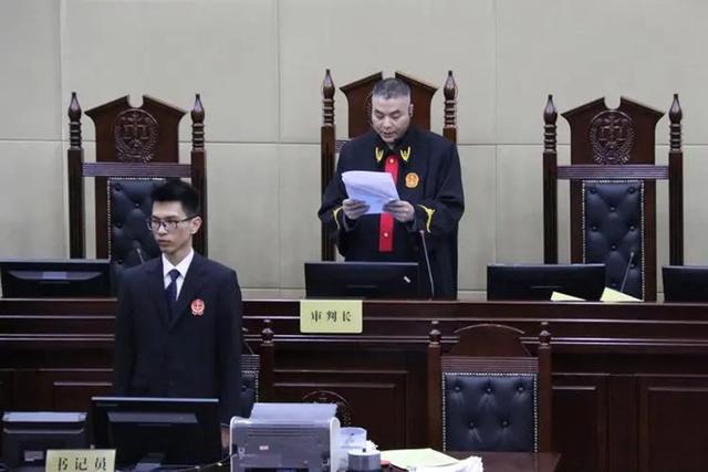 陪酒女因太漂亮被老板套路,危险时刻机智周旋终获救