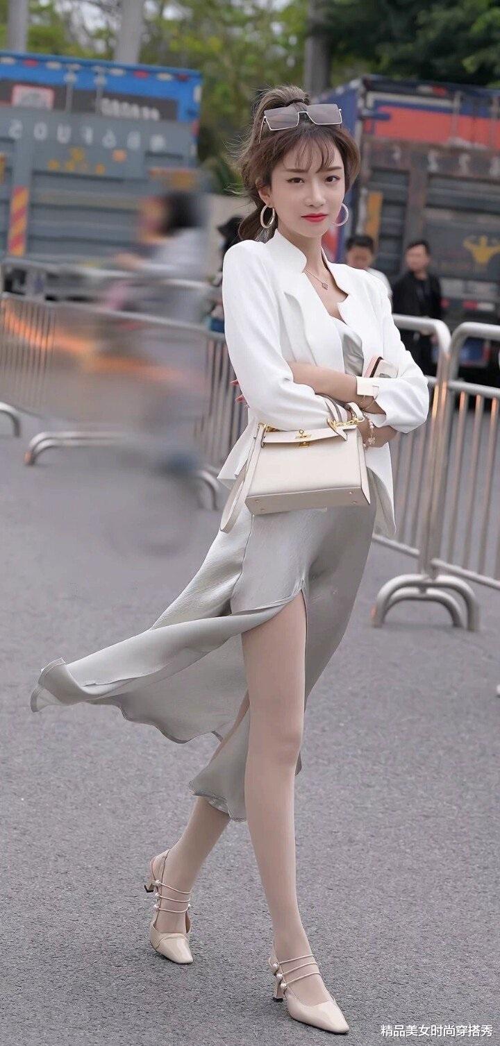 西装外套+吊带裙,既时尚又有型,扮靓的最佳季节来了