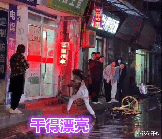 女子用铁棍砸推拿馆的门玻璃,知情人:她丈夫在里面按摩