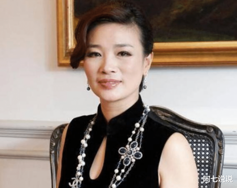 周立波|周立波:两段婚姻三个子女没一个亲生,和富婆胡洁的婚姻幸福吗?