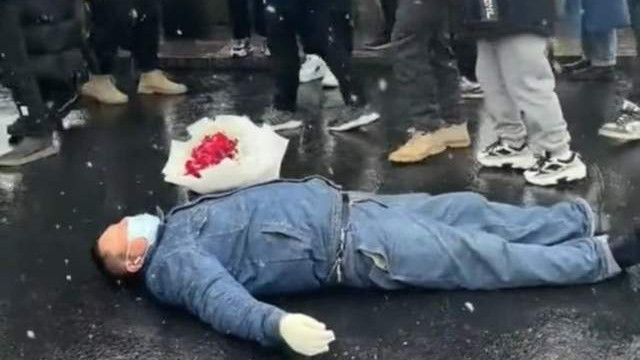 男子手捧玫瑰花倒西湖断桥上，路人：等两个小时，女主播拒不相见