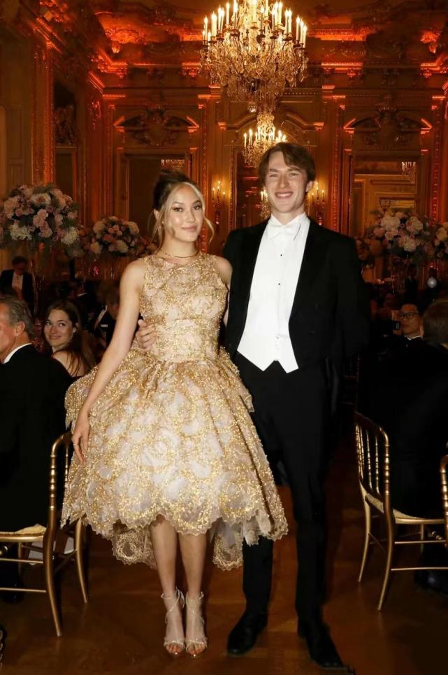 谷爱凌|谷爱凌恋情曝光,与男友滑冰场上甜蜜接吻,男友正脸曝光长得超帅