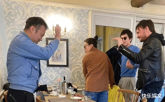 马思纯|34岁马思纯疑定居英国！穿宽松衣裤似大妈，男友形影不离太贴心