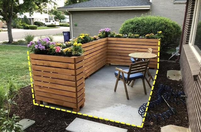 分出小院6空间,用1.2m木板花坛围起来,打造庭院休闲角,惬意