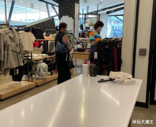 营养膳食 郎平退休5个月后变年轻了！与姐姐在美国逛街，新发型时髦有活力