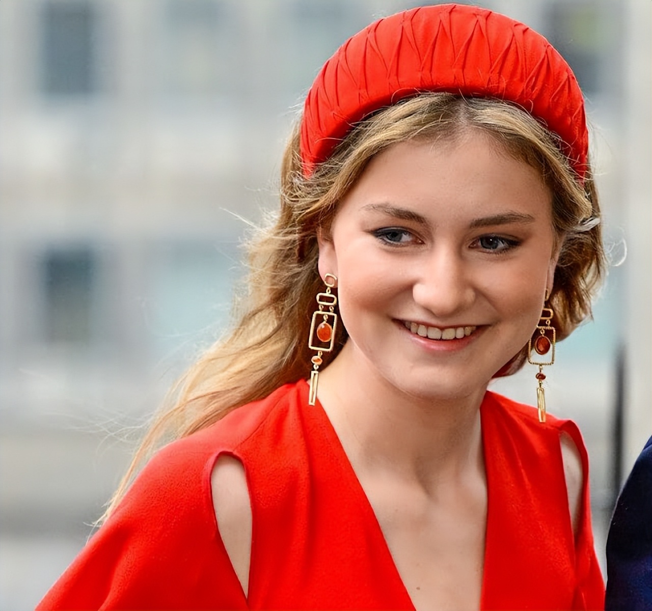 被20岁的比利时公主美到了！穿露肩红裙闪耀庆典，不愧是未来女王