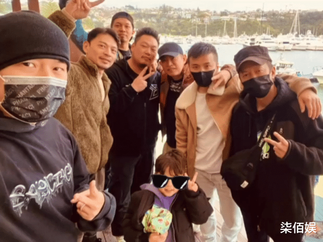 周杰伦|周杰伦带儿子聚会，罗密欧跳舞比耶不胆怯，鼻子嘴巴超像妈妈昆凌