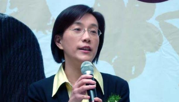 范明|国家一级演员范明,娶大6岁二婚富婆恩爱23年,继子是他的骄傲