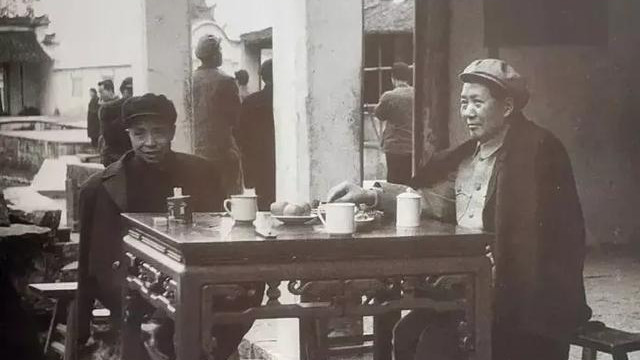 毛主席的这张照片，很接地气，走累了，就坐在路边喝茶