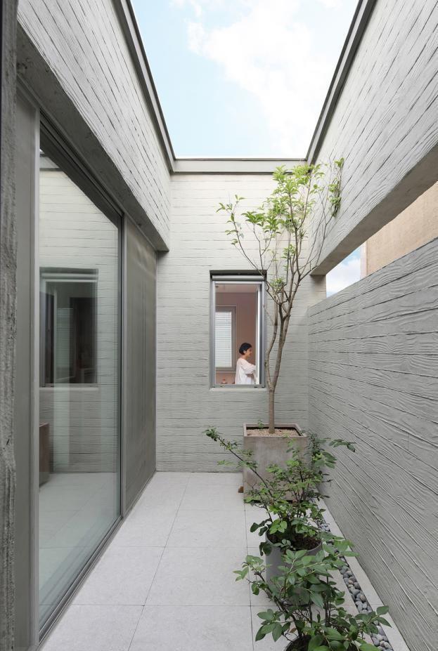 153两层小楼，天井封顶变身室内花园，一家3口的生活惬意十足