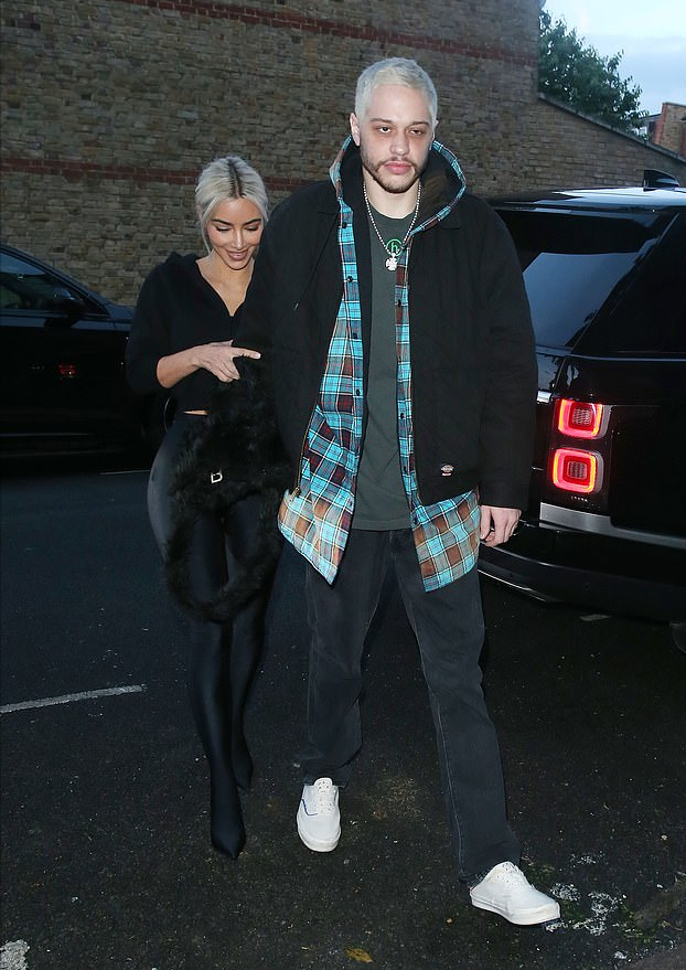 金·卡戴珊|金卡戴珊带小男友闪耀伦敦！穿紧身衣太嫩，28岁男友黑眼圈显疲惫