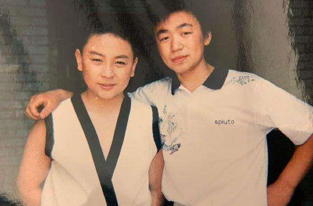 王宝强|40岁王宝强大变样！穿白衬衫戴细框眼镜太斯文，神似汪小菲有内涵