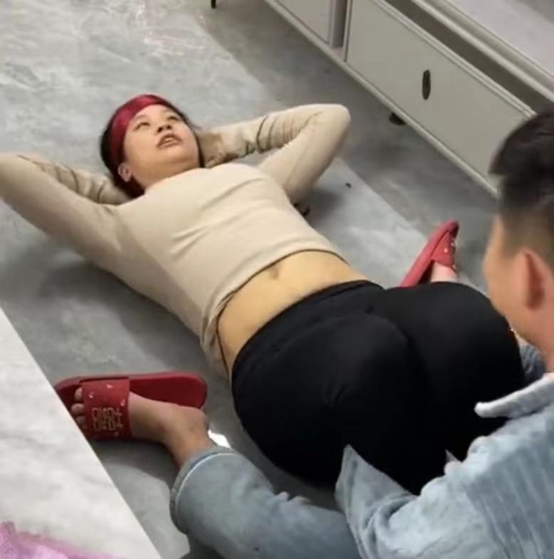 运动 女子饭后做仰卧起坐一直起不来,急眼了来一招河东狮吼,老公乐了