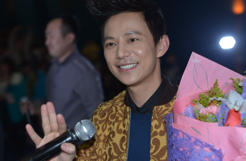 何炅|何炅救场名场面,一句话让对方松口气,“职业救场”称号果然实至名归!