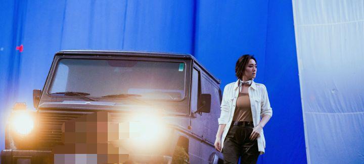 巩俐 巩俐最新造型终于不端着！盖茨比风贵妇好奢靡，剪短发胖出欧美感