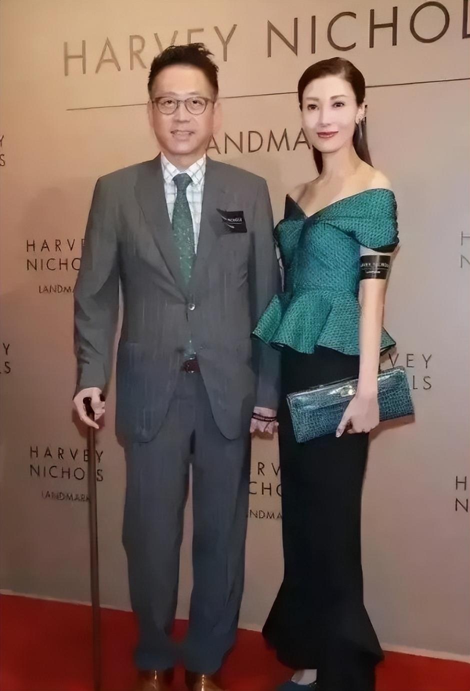 许晋亨|“花花公子”许晋亨：放弃赌王千金，娶蛇蝎美人李嘉欣，60岁拄着拐杖出席活动！