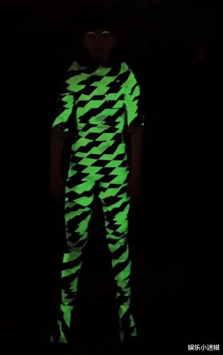 flower|任人摆布？2625W粉丝的痞幼扮成“夜光人”，网友：拉低视频质量