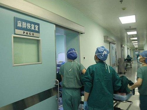 陕西17岁少女无病被骗上手术台，术中医生要求网贷缴费，后续来了